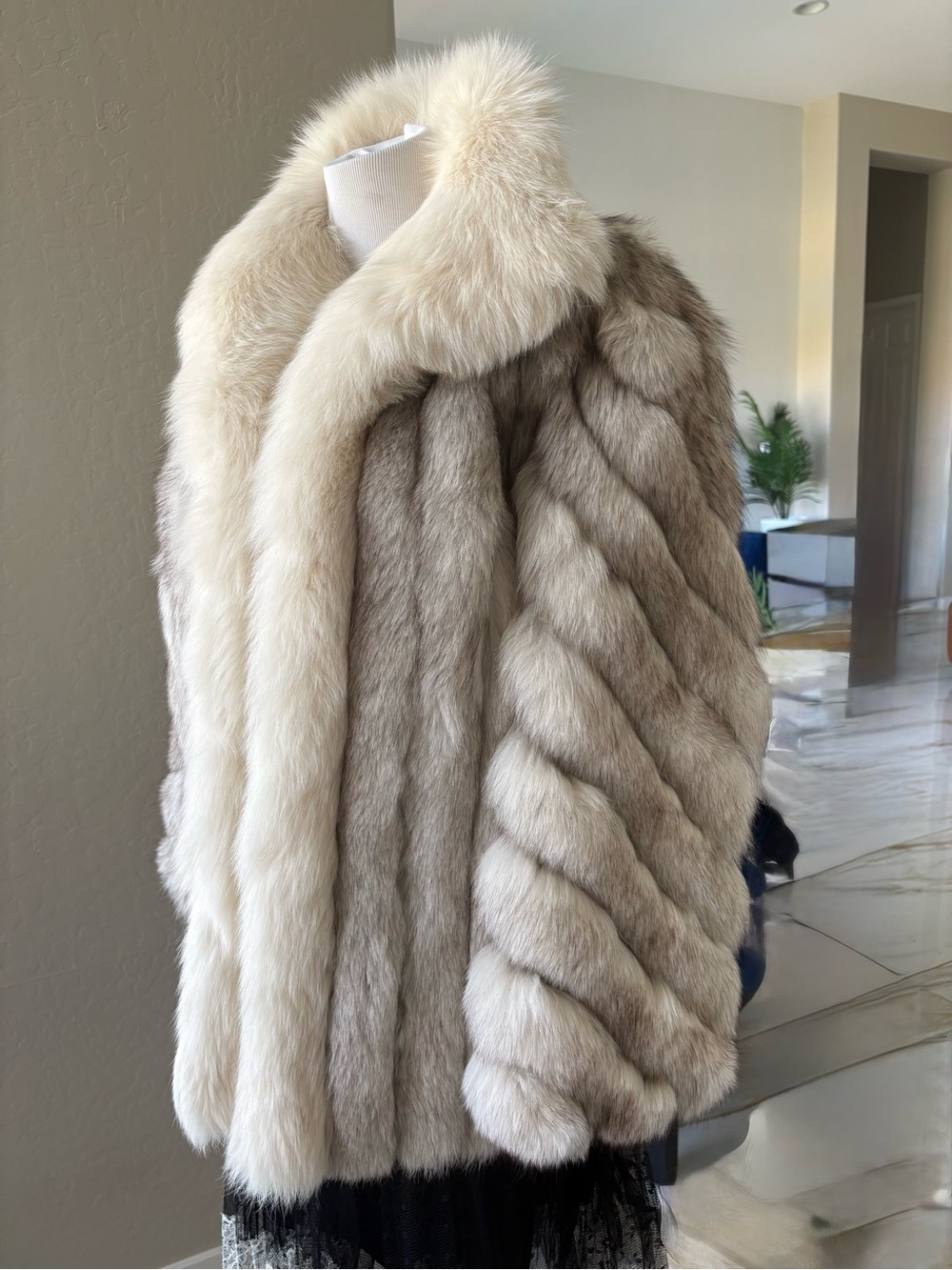 Luxurious Saga Fur Cream Light Grey Fox Fur Coat Après Ski Pristine Condition M